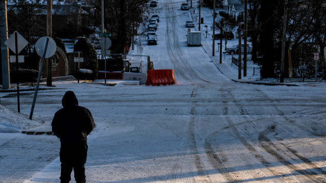 EUA esperam alívio em 'nevasca do século', enquanto cidades lidam com transtornos
