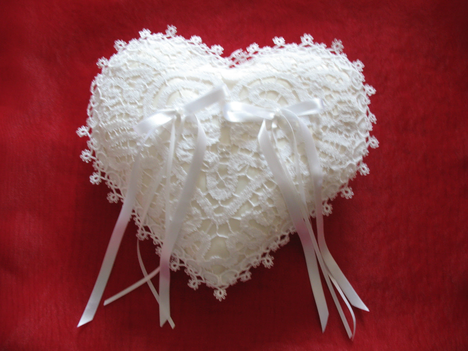 Girovagando in rete sono incappata su questo bellissimo cuscino portafedi, un'idea a mio parere originale da regalare! Cuscino Portafedi Cuore Uncinetto Uncinetto Ideas
