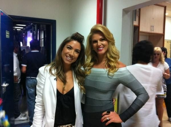 Val tieta Patrícia Abravanel em bastidores