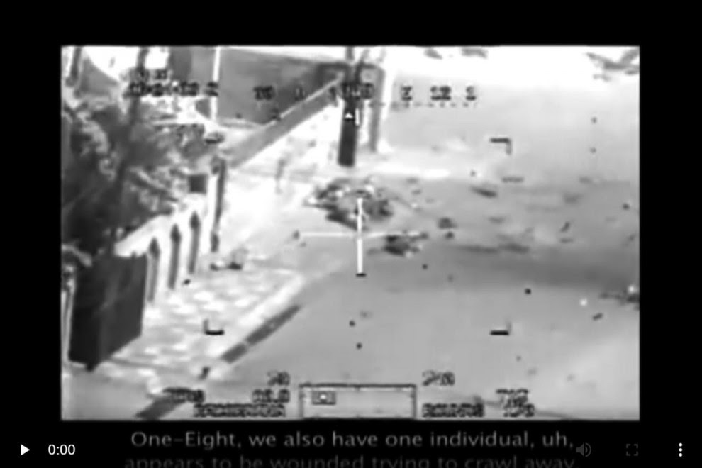 Captura de pantalla del vídeo "Collateral Murder". El tripulante del helicóptero dice: "Uno-Ocho, también tenemos un individuo que, uh, parece estar herido e intenta huir a rastras". Recibirá orden de disparar.