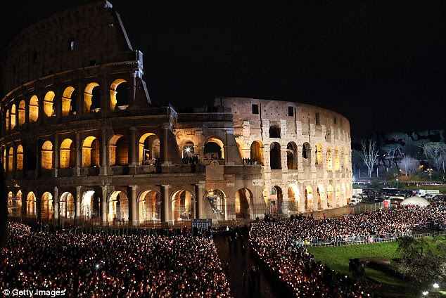 Uma visÃ£o geral do Coliseu durante as estaÃ§Ãµes da Via Sacra celebrada pelo Papa Francisco na sexta-feira em Roma