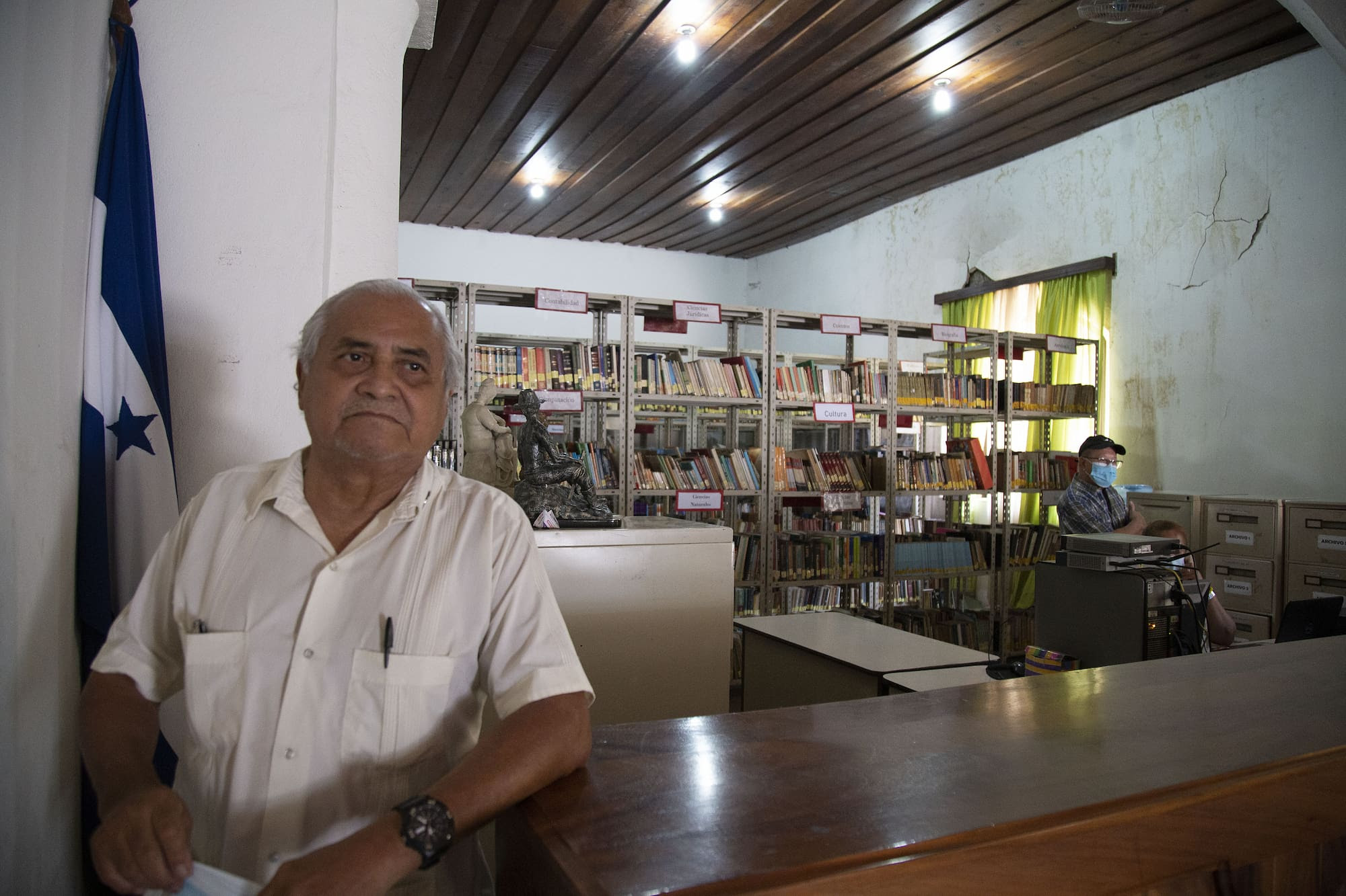 El escritor Darío Euceda Roque, quien administra la casa de la cultura de Juticalpa, Olancho autor del libro Juticalpa caracol sin mar, en donde aborda 200 años de historia de su ciudad natal. Foto CC/Fernando Destephen.