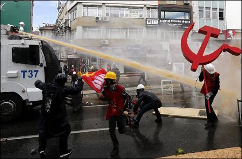 Camión de la policía utilizando el cañón de agua contra los manifestantes