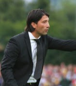 Murat yakin sebagai pemain pernah berjaya bersama fc basel dan timnas swiss, sebagai pelatih masih menjadi tanda tanya. Murat Yakin Suisse Legends