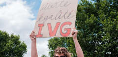 France, Paris, 2022-06-26. Rally to defend the right to abortion, following the recent decision of the U.S. Supreme Court to leave states free to criminalize access to abortion. A demonstrator carries a sign with the message Liberte, egalite, IVG. Photography by Anna Margueritat / Hans Lucas. France, Paris, 2022-06-26. Rassemblement pour defendre le droit a l IVG, suite a la recente decision de la Cour Supreme des Etats Unis de laisser les etats libres de criminaliser l acces a l avortement. Une manifestante porte une pancarte avec le message Liberte, egalite, IVG. Photographie de Anna Margueritat / Hans Lucas. (Photo by Anna Margueritat / Hans Lucas / Hans Lucas via AFP)