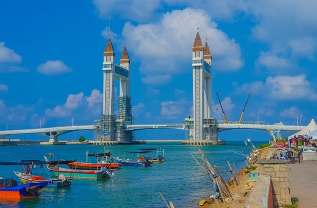 Jembatan gerak :yaitu jembatan jembatan yang dapat gerakkan karena adanya lalu lintas lain yang melewatinya dan jembatan ini umumnya terbuat dari baja dan komposit karena sifat dan karakteristiknya mudah dalam proses pengoperasiannya. Jambatan Angkat Terengganu Mula Dibuka 2 Jun Boleh Singgah Raya Nanti