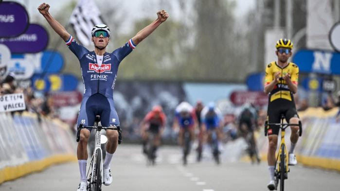 À travers la Flandre : Mathieu van der Poel lève les bras avant le Tour des Flandres