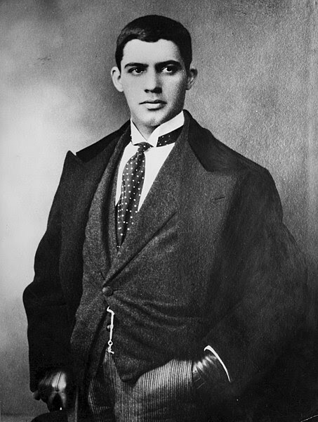 Ficheiro:Amadeo de Souza Cardoso with tie and looking right.jpg