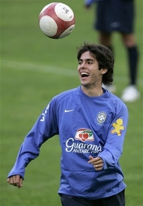 This article is about the brazilian footballer born in 1981. Brazil Football Kaka Brasilianischer Fussball Foto 1346523 Fanpop