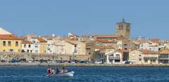 France, Hérault (34), Mèze, barque de rame tarditionnelle avec les remparts de la ville en arrière plan