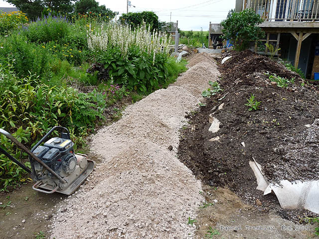Curvy garden paths and walkways feng shui a home for wealth by allowing positive energy softly flow around a house. Garden Path Building Guide How To Build A Cheap Garden Path Diy Plan