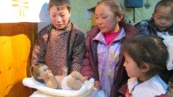 Crianças na Mongólia ao lado do Menino Jesus