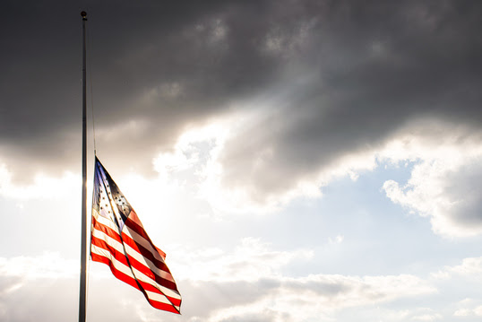 imagen de la bandera de Estados Unidos a media asta