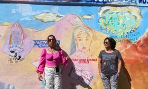 Teresa Calvo (izq.) y Lorena Gutiérrez (der.), madres de víctimas de feminicidio en el Estado de México, durante la inauguración del mural-memorial en Ixtapaluca. Crédito foto: Eloísa Farrera/CINU México