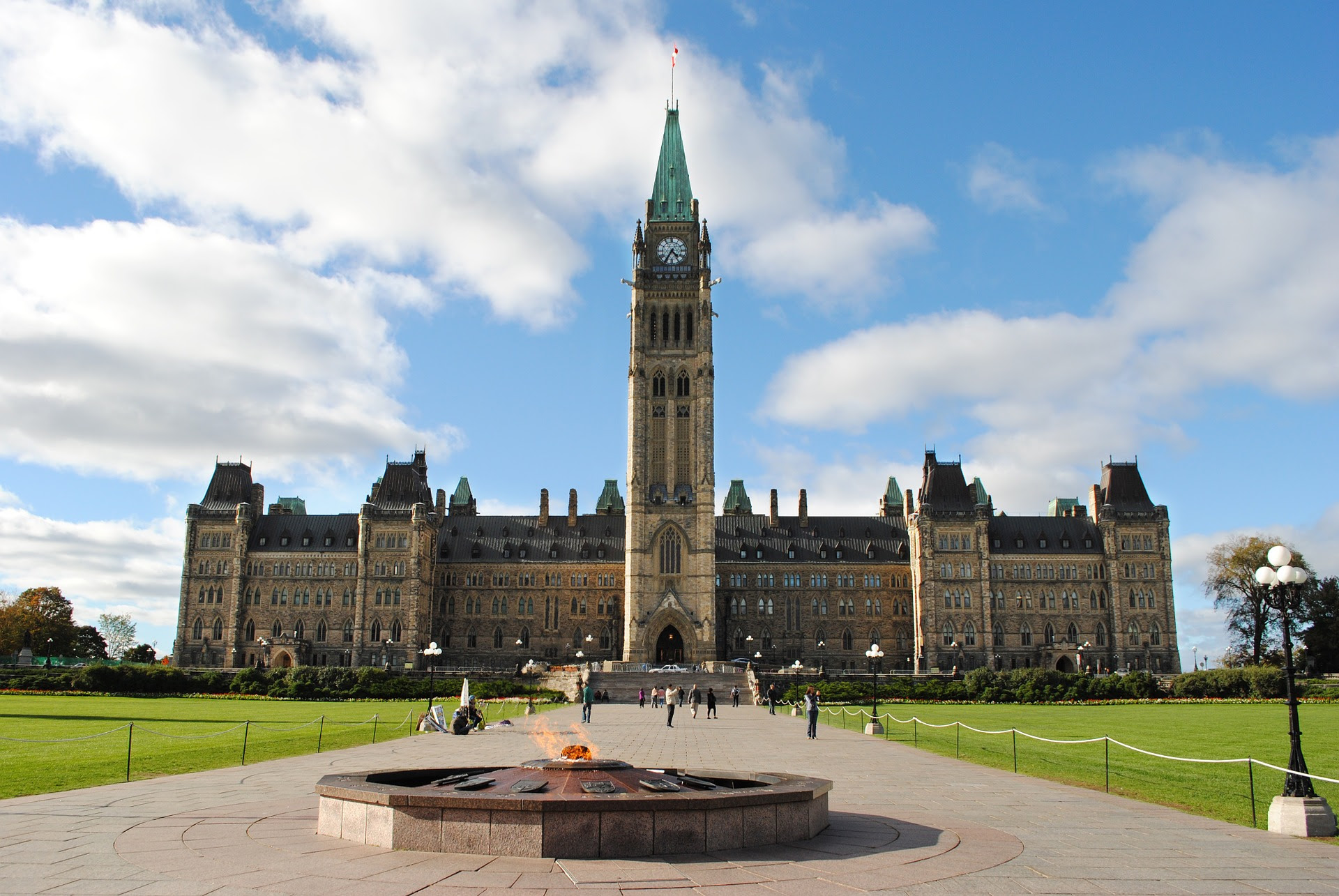 Photo of the Canadian parliament building on a sunny day.