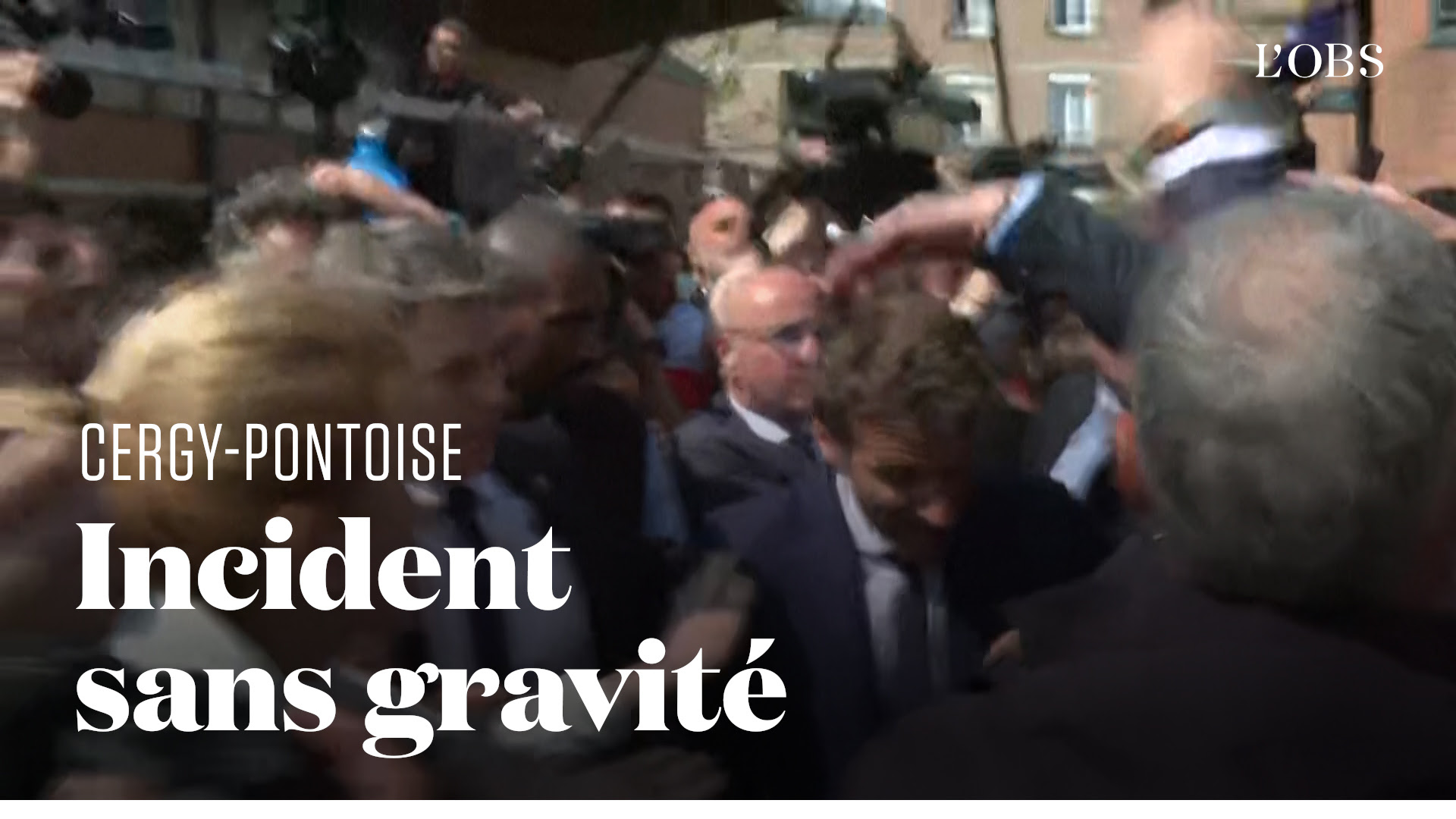 Emmanuel Macron cible d'un lancer de tomates cerises sur le marché de Cergy-Pontoise