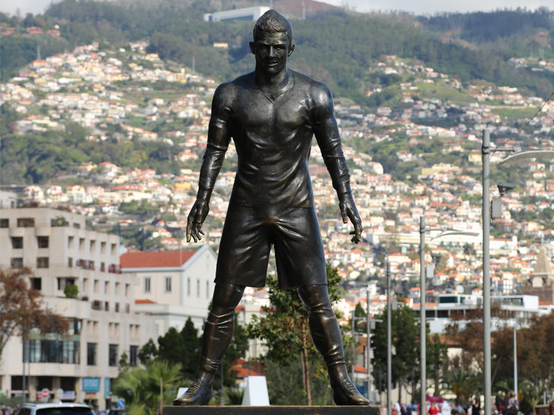 While the first is almost iconoclastic in its. Die Cristiano Ronaldo Statue In Funchal Reisen Und Tauchen De