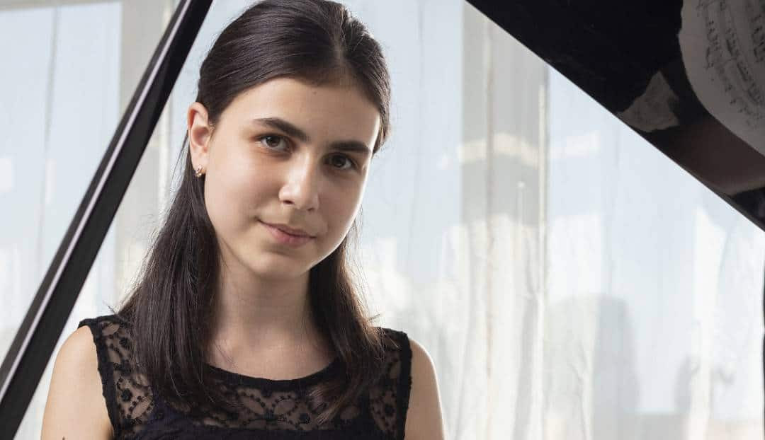 La joven pianista Alexandra Dovgan mantiene el Teatro Pérez Galdós en su gira europea aunque lo retrasa a junio