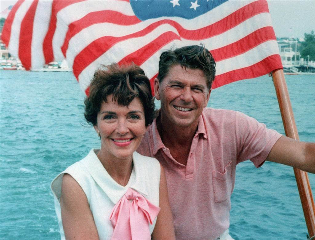 https://upload.wikimedia.org/wikipedia/commons/4/42/Ronald_Reagan_and_Nancy_Reagan_aboard_a_boat_in_California_1964.jpg