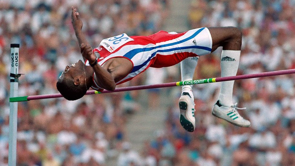 Javier Sotomayor de Cuba saltando.