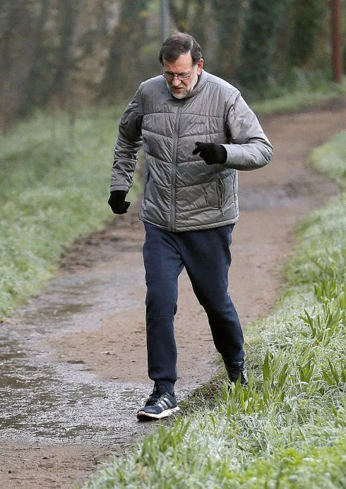 Rajoy paseando por la Ruta da Auga e da Pedra. :: HOY