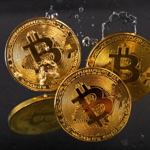 FILE PHOTO: Souvenir tokens representing cryptocurrency Bitcoin plunge into water in this illustration taken May 17, 2022. REUTERS/Dado Ruvic/File Photo