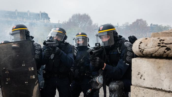 "On commence à en avoir marre de servir de chair à canon" : face aux "gilets jaunes", les forces de l'ordre racontent leur épuisement