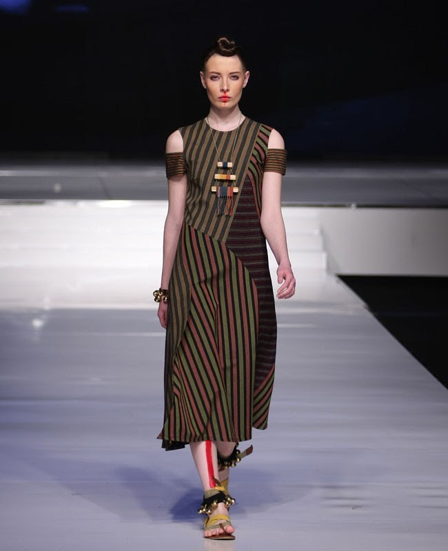Model baju batik kombinasi sedang banyak diminati oleh masyarakat indonesia dewasa ini. 25 Padu Padan Tampil Stylish Dengan Kain Indonesia