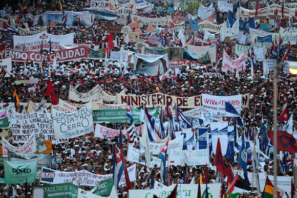 El pueblo cubano en el desfile por el Primero de Mayo. Foto: Ladyrene Pérez/Cubadebate