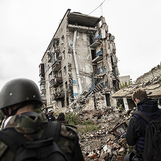 Foto van ingestort gebouw in Oekraïne