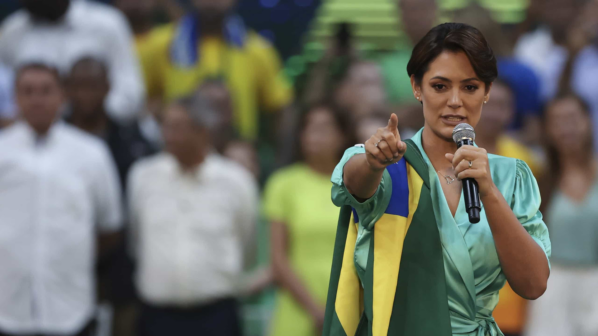 Michelle diz que, como 'mulher traída', foi a última a saber de joias da Arábia