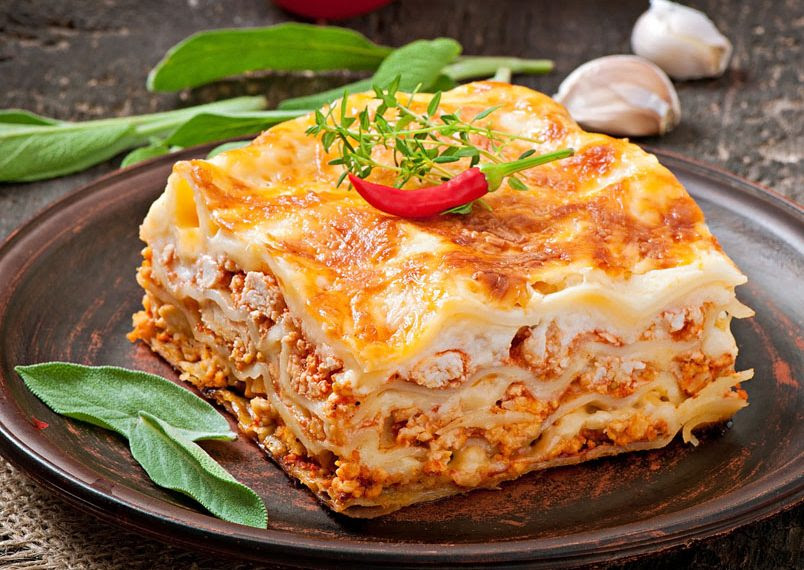 Lasanha com recheio de frango, molho branco com creme de leite nestlé® e queijo parmesão ralado. Lasanha De Frango Massas D Italia