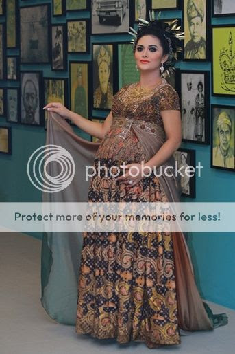 Model Terbaik Kebaya Modern Untuk Ibu Hamil Masa Kini 
