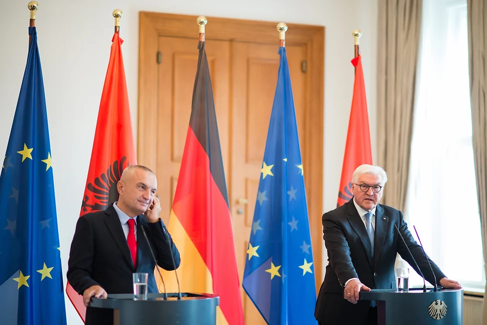 Bundespräsident Frank-Walter Steinmeier und der Präsident der Republik Albanien, Ilir Meta, bei einer gemeinsamen Begegnung mit der Presse in der Galerie von Schloss Bellevue