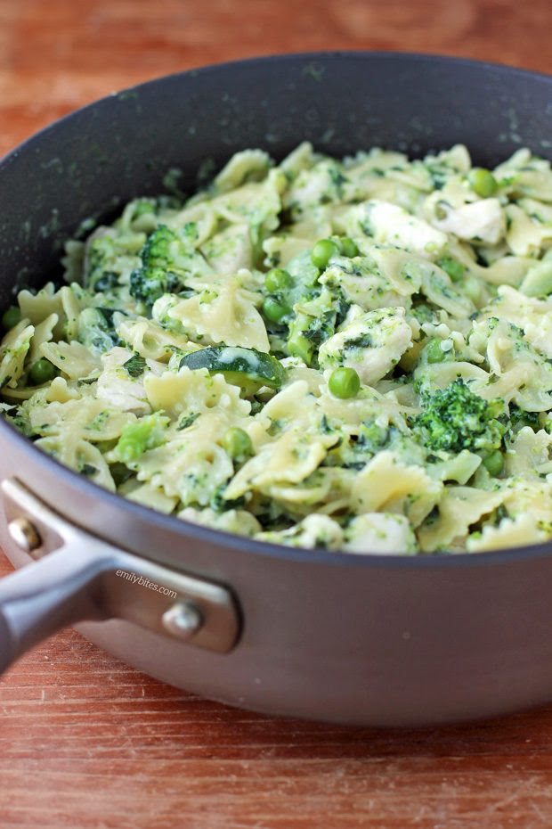 Weight watchers smart points make it super easy to lose weight, but how do you know which recipes to make? Chicken Pesto Parmesan Pasta Skillet Emily Bites