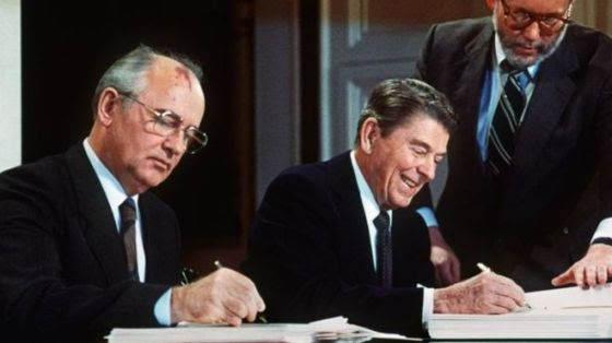 Vào năm 1987, ông Gorbachev và Tổng thống Mỹ lúc đó là Reagan đã ký hiệp ước giải trừ vũ khí hạt nhân. Ảnh: AFP