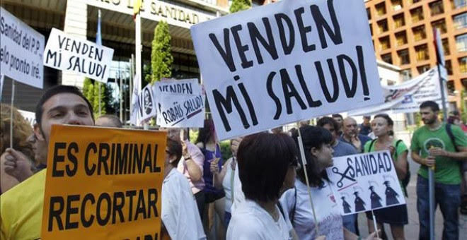 Una concentración a favor de la sanidad pública en el madrileño paseo del Prado. EFE