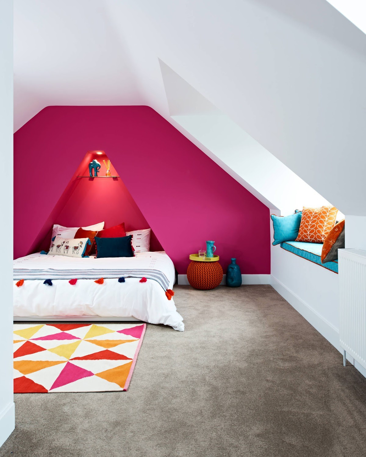 Creamy white walls let you play with any color combination for bedding and accessories. 101 Pink Bedrooms With Images Tips And Accessories To Help You Decorate Yours