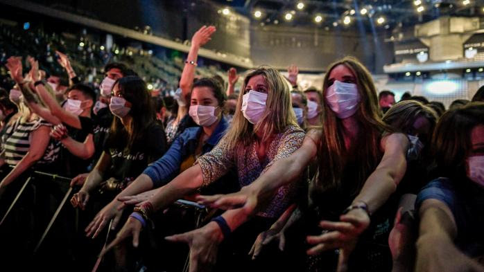 "Franchement, c'était très émouvant" : 5 000 spectateurs ont retrouvé l'ambiance des concerts avec le test organisé à l'AccorHotels Arena de Paris