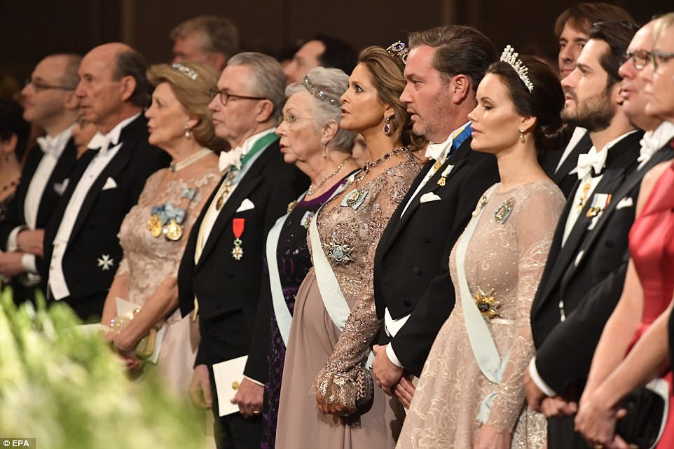 A realeza sueca se junta à frente da cerimônia da noite em Stokcholm.  Os prêmios Nobel de medicina, física, química, literatura e economia são premiados na Suécia, enquanto o da paz é concedido na Noruega