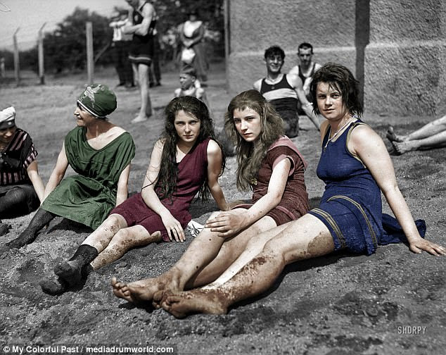 Bathers em Potomac praia em Virginia, EUA em 192