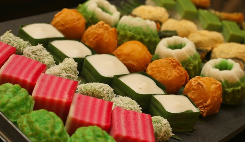It is a fairly broad term which may include items that would be called cakes, cookies, dumplings, pudding, biscuits, or pastries in english and are usually made from rice or glutinous rice. Resepi Kuih Muih Bulan Puasa Galeri Resepi