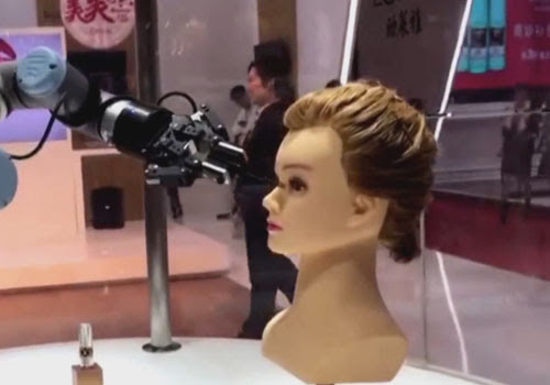 Создан робот, умеющий наносить макияж — Смешные, курьезные и странные новости со всего мира
