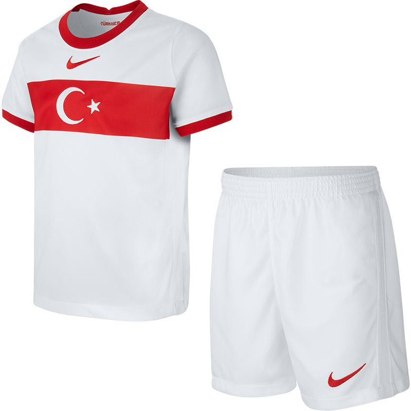 Het thuisshirt is wit met een rood vlak op de borst met daarin de turkse vlag. Turkije Tenue Voetbalshirts Com