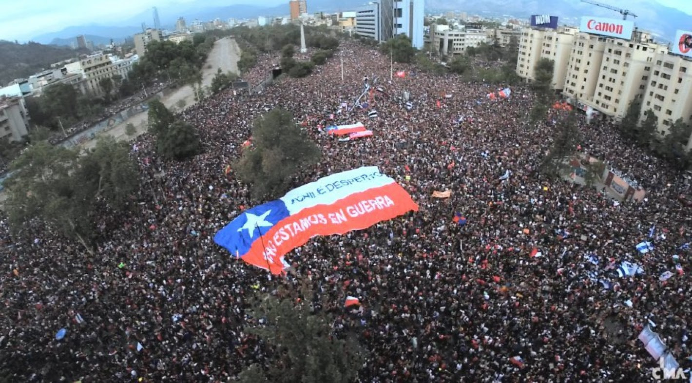 A partir del 18 de octubre de 2019 Chile vivió un denominado 'estallido social' que levantó demandas de la ciudadanía en torno a mayor igualdad en el país y la impugnación a una clase política fuertemente elitista. Foto: Archivo.