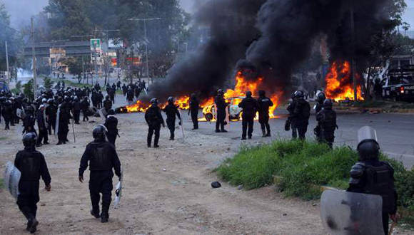 Despliegue policiaco en el operativo contra los maestros en Oaxaca. Foto: AFP