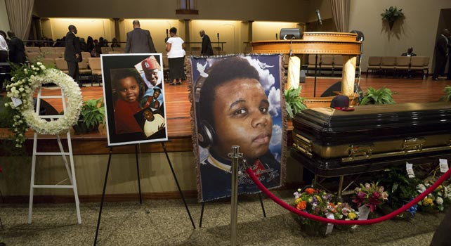 Fotografías de Michael Brown junto a su ataúd, durante su funeral en San Luis, Misuri.