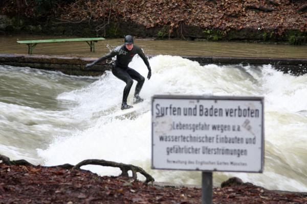 Der englische garten gehört weltweit zu den größten innerstädtischen parks und ist sogar größer als der central park in new york: Surfing The Standing Wave Of The Eisbach Englischer Garten Munich Travel Story And Pictures From Germany