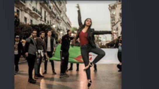 Algérie : la photo d'une danseuse devenue symbole des manifestations pacifiques