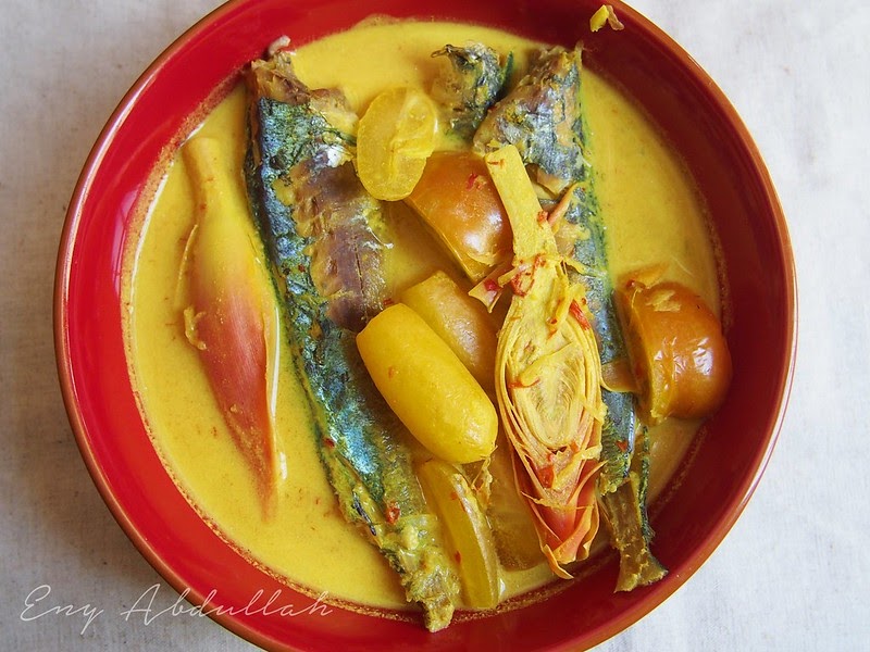 Gulai Lemak Ikan Rebus Bersama Belimbing Buluh dan Bunga 